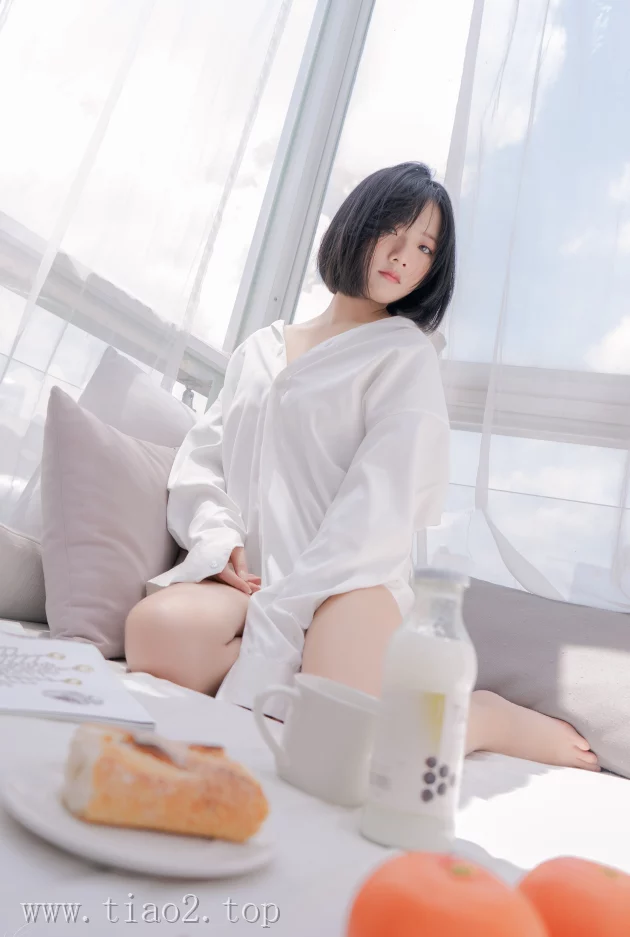 cosplay图片丨Coser_Messie Huang个人资料及图片集:Boyfriend's shirt赏析