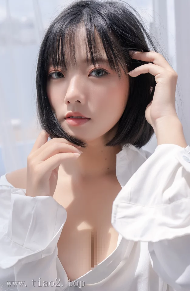 cosplay图片丨Coser_Messie Huang个人资料及图片集:Boyfriend's shirt赏析