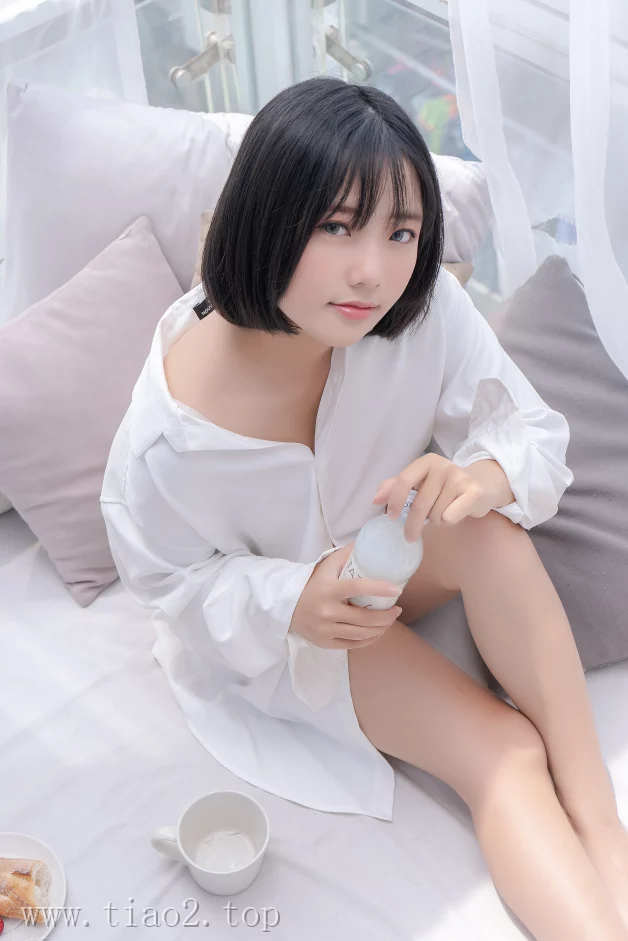 cosplay图片丨Coser_Messie Huang个人资料及图片集:Boyfriend's shirt赏析