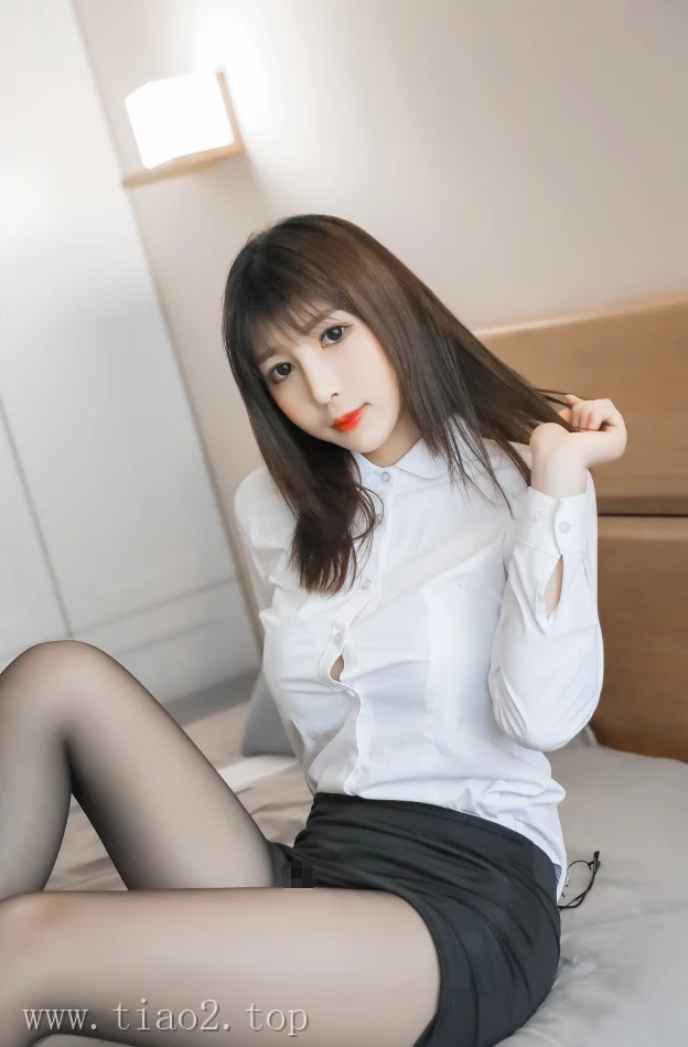 cosplay图片丨Coser(雯粥粥i)w黑米粥w(小酥酱)资料介绍及OL白衫秘书赏析