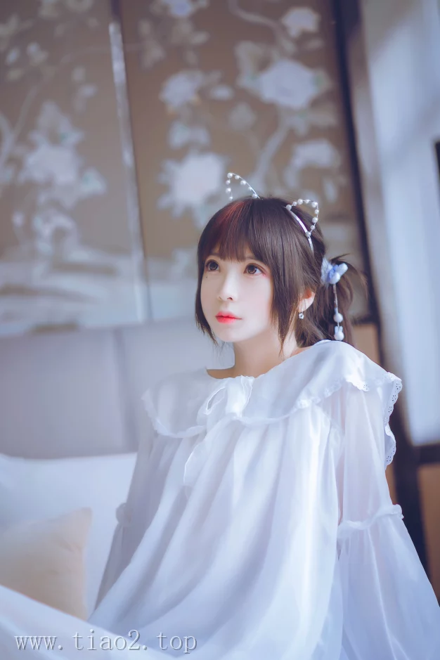 cosplay图片丨Coser疯猫ss个人资料及cos白色睡衣赏析