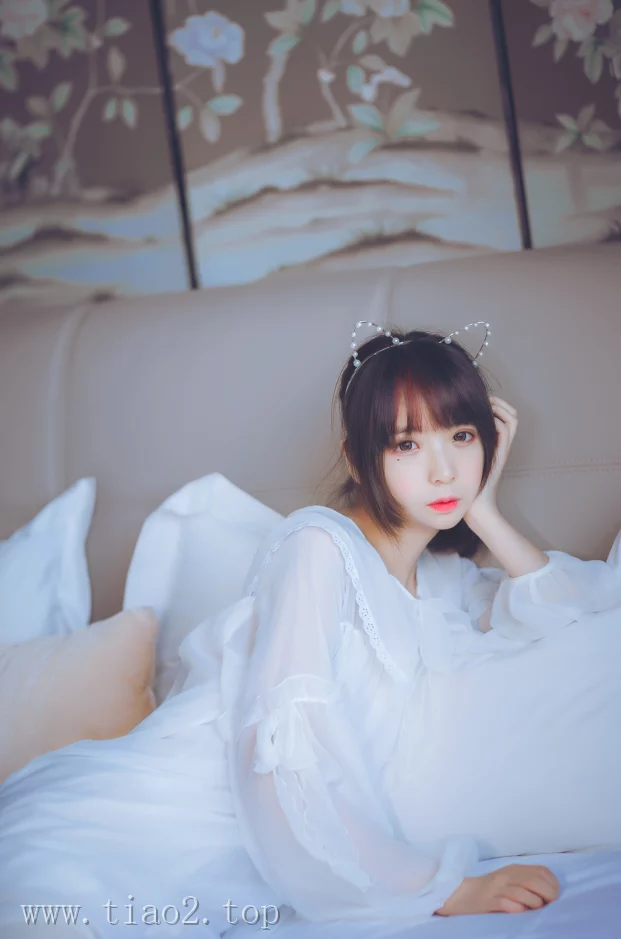 cosplay图片丨Coser疯猫ss个人资料及cos白色睡衣赏析