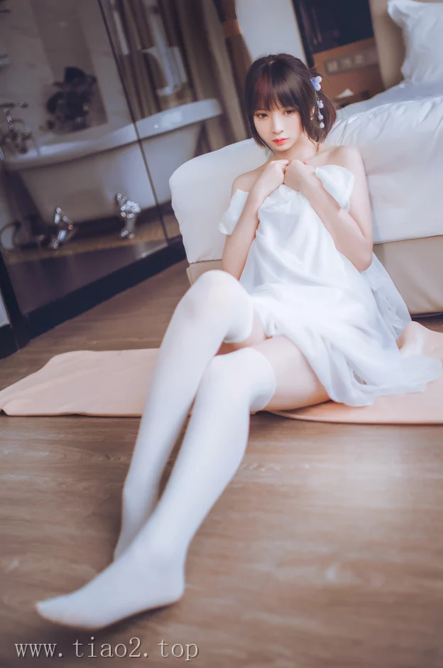 cosplay图片丨Coser疯猫ss个人资料及cos白色睡衣赏析