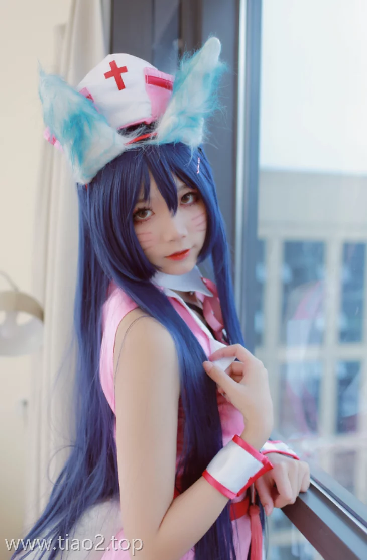 粉色阿狸服实拍:Coser五更百鬼的夏日cosplay图片集