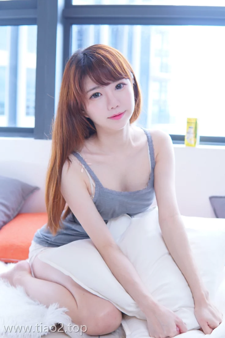 Sally多啦雪(Sally Dorasnow)卷背心露腰杀疯了!谁顶得住这波温柔刀啊