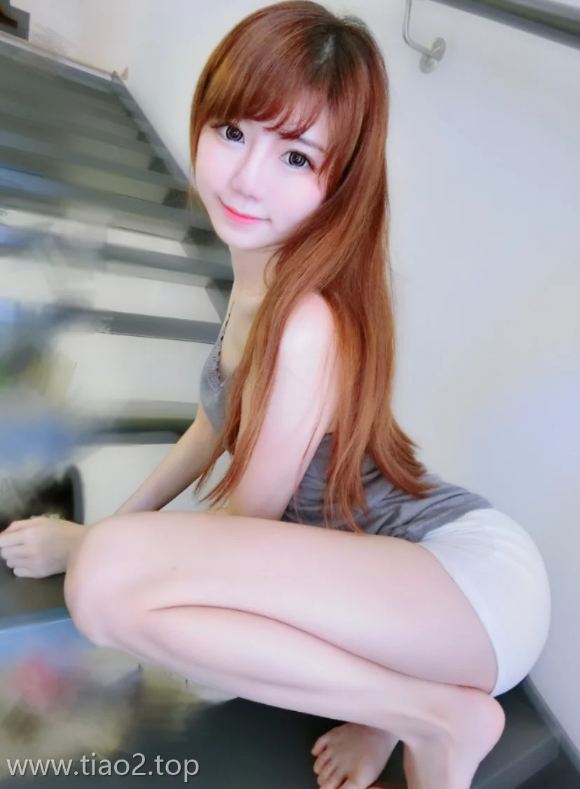 Sally多啦雪(Sally Dorasnow)卷背心露腰杀疯了!谁顶得住这波温柔刀啊