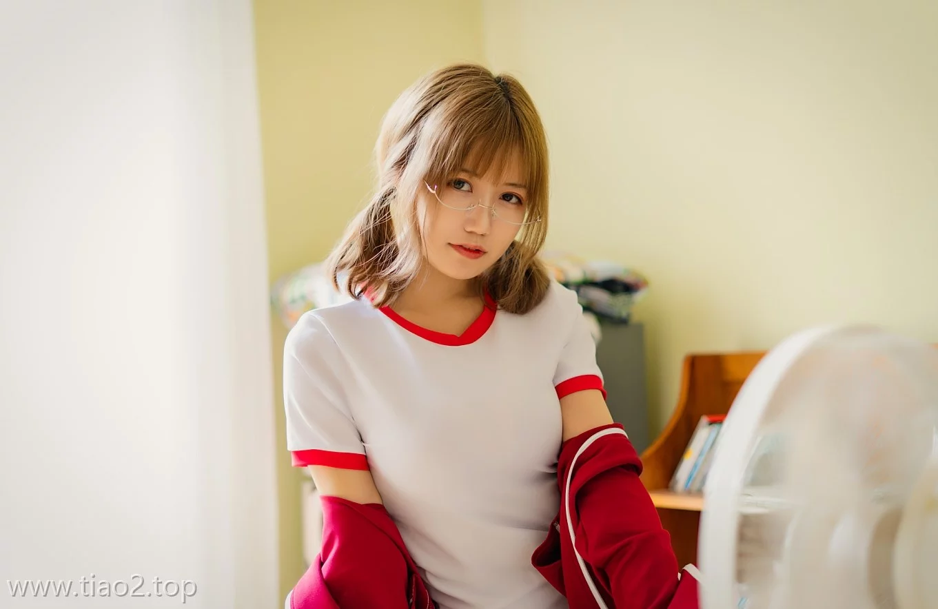 cosplay图片丨Coser小仓千代w红色体操服高清还原,紧身曲线活力爆棚!