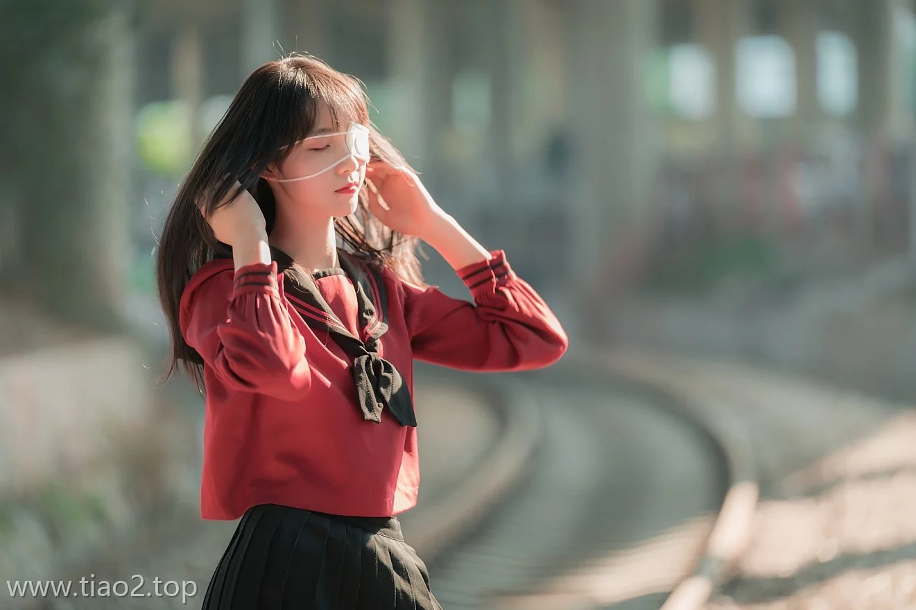 西呱呀呀呀铁轨成片cos,铁链甩脸+梨涡咬唇,这组我跪着看完