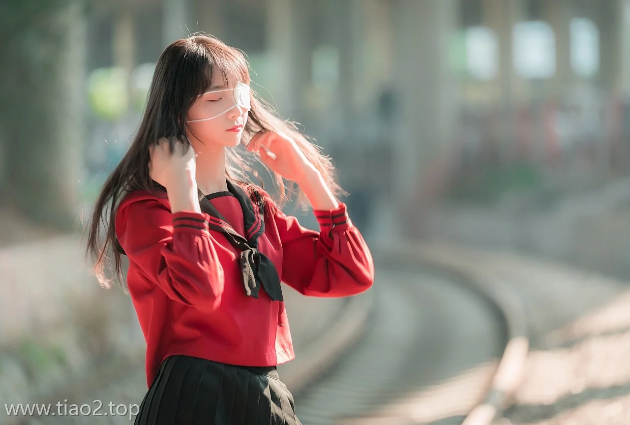 西呱呀呀呀铁轨成片cos,铁链甩脸+梨涡咬唇,这组我跪着看完