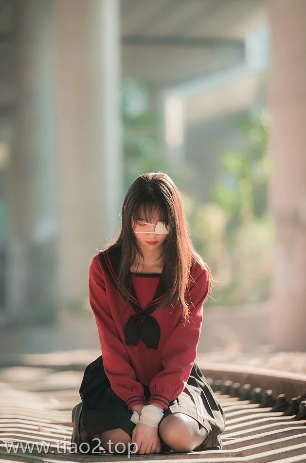 西呱呀呀呀铁轨成片cos,铁链甩脸+梨涡咬唇,这组我跪着看完