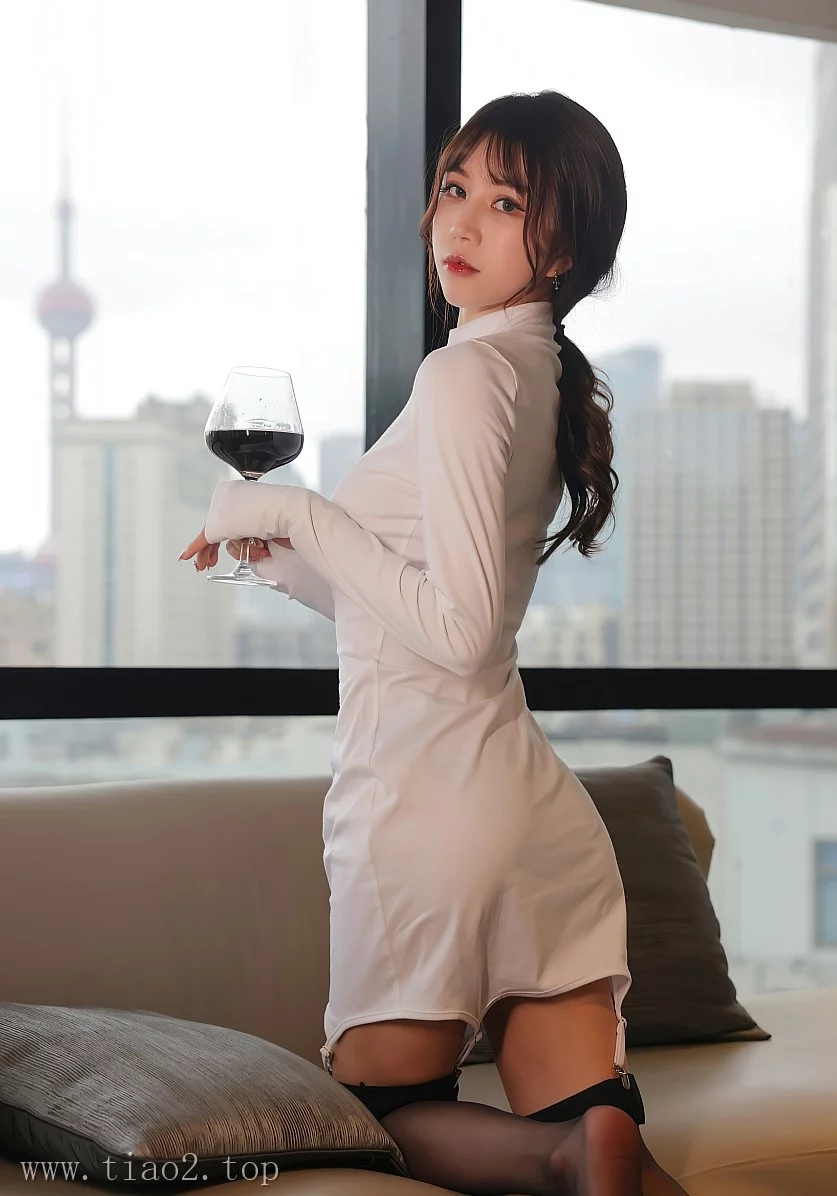 Xiuren图片丨模特tina_甜仔-NO.4494期诱人的红酒