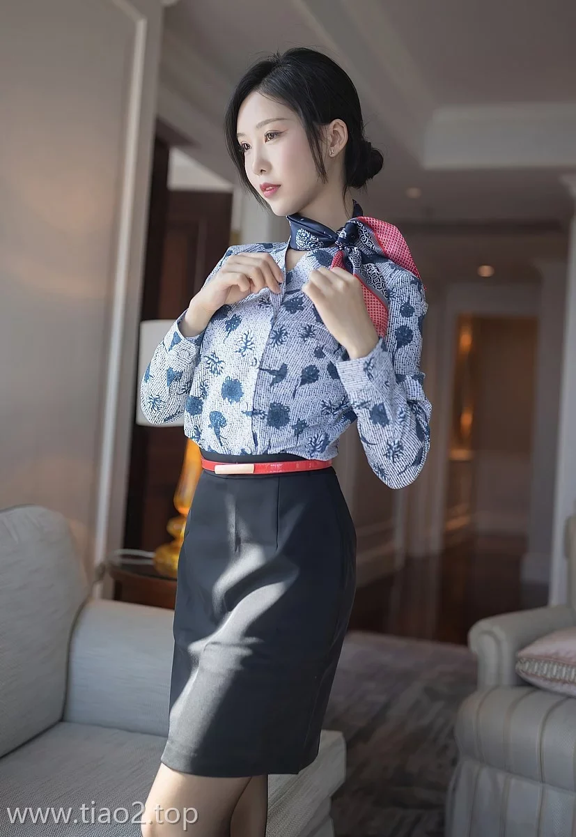 Xiuren图片丨秀人模特抖娘-利世-NO.4430期房间中的空姐