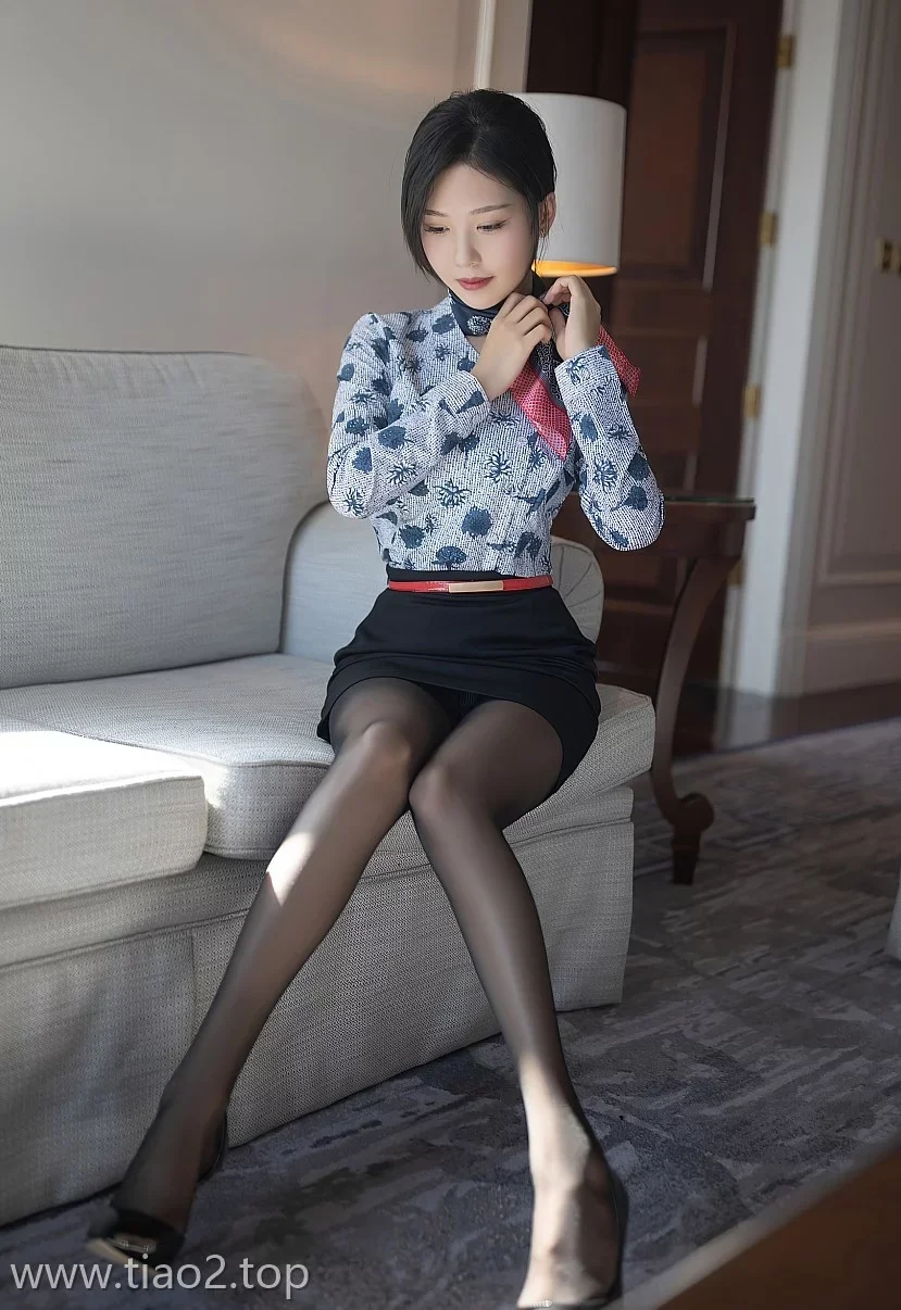 Xiuren图片丨秀人模特抖娘-利世-NO.4430期房间中的空姐