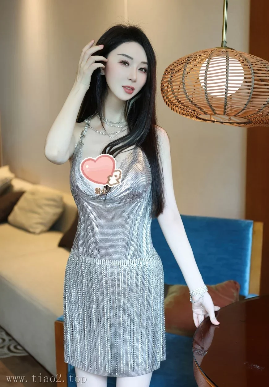 Xiuren图片丨秀人模特田兮白-NO.7483期亮银露背裙