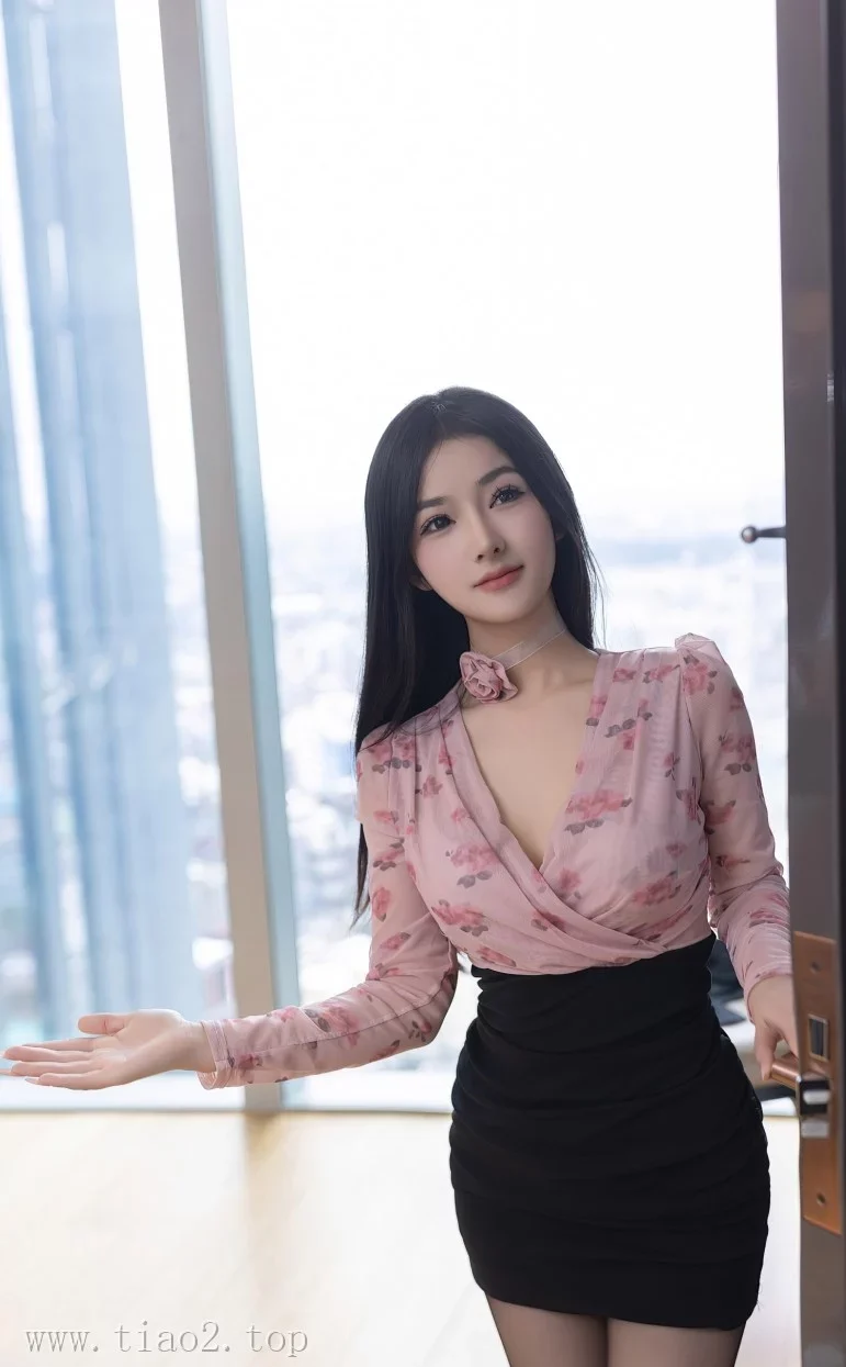 Xiuren图片丨秀人模特小茶茶tea-NO.8187期花粉黑裙小助手