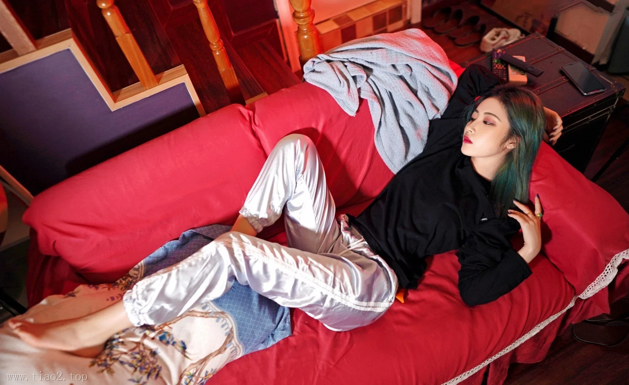 Xiuren图片丨FEILIN模特小樱花baby-NO.188期红色沙发上的内衣美女