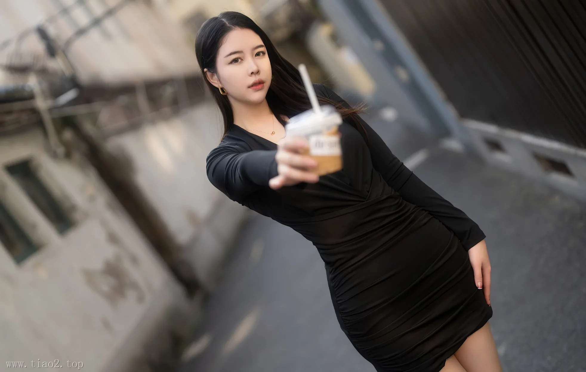 Xiuren图片丨秀人模特樱桃小犊子-VOL.596期韩版束缚黑裙丽人