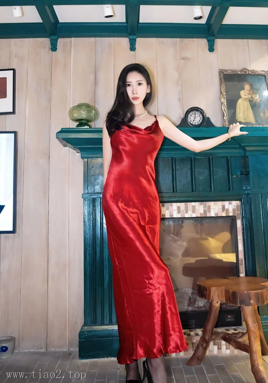 Xiuren图片丨秀人模特章芃芃-VOL.467期优雅红裙女郎