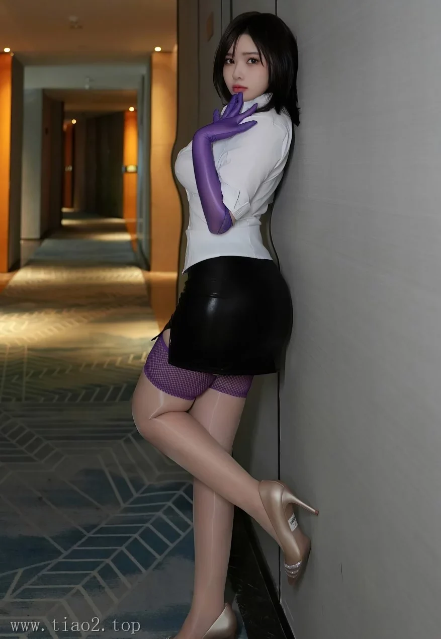 Xiuren图片丨秀人模特nana豆酱-NO.8640期紫色手套和黑皮裤的融合,别有韵味