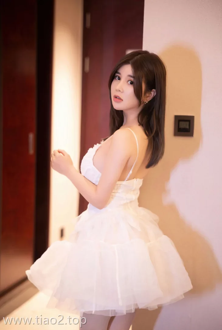 Xiuren图片丨秀人模特尹甜甜-NO.3994期办公室的薄杉白领