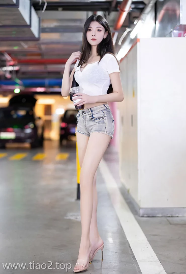 Xiuren图片丨秀人模特初梦瑶-NO.9141期地下室长腿倩影