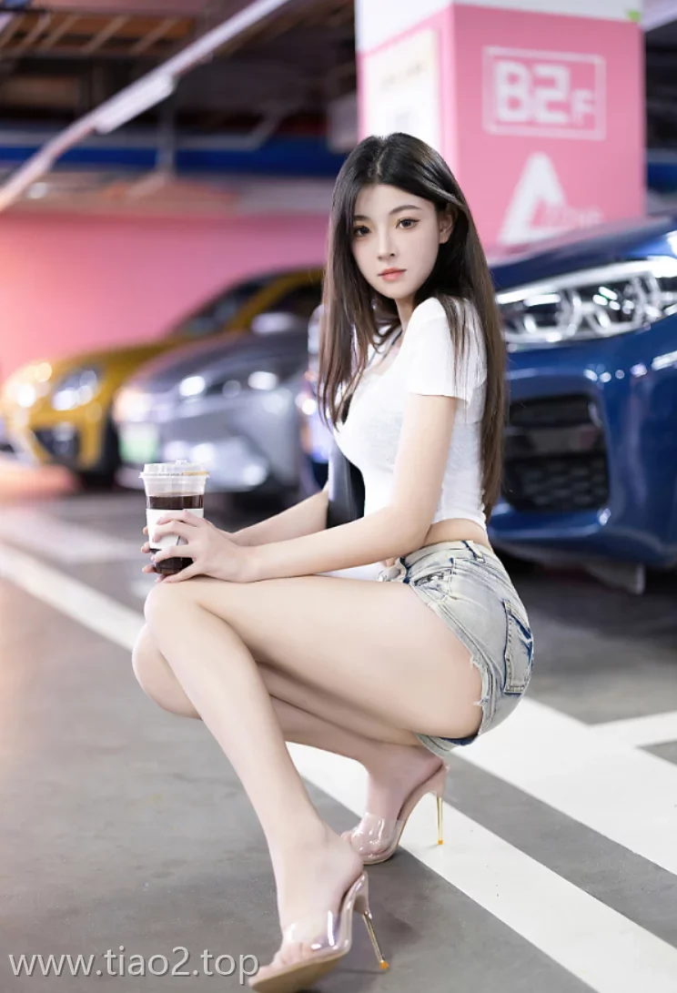 Xiuren图片丨秀人模特初梦瑶-NO.9141期地下室长腿倩影