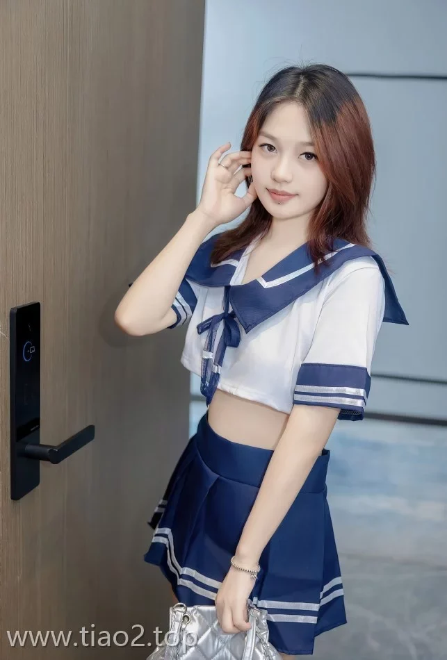 Xiuren图片丨秀人模特吴婷婉-NO.9037期沙发上的校花