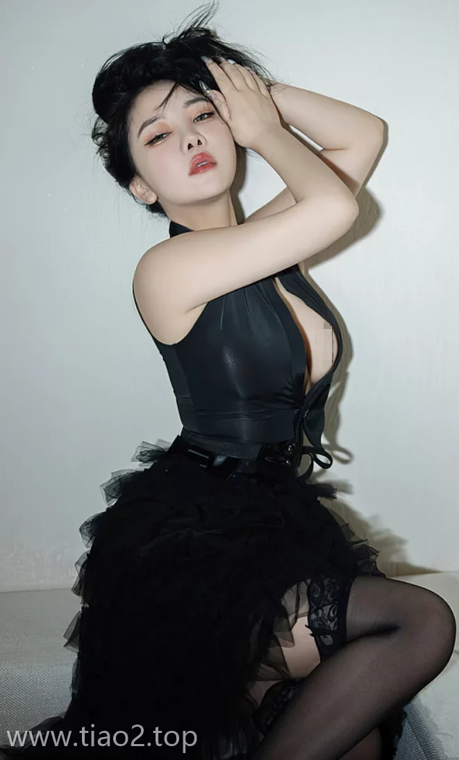 Xiuren图片丨秀人模特anna苏拉-NO.2841期躺床买醉的姑娘