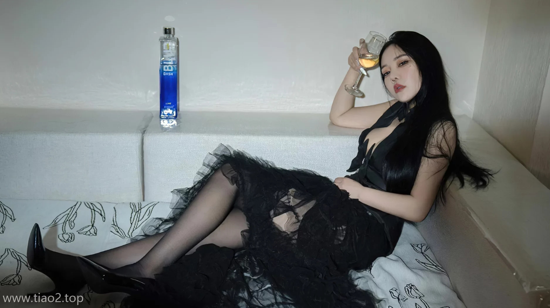 Xiuren图片丨秀人模特anna苏拉-NO.2841期躺床买醉的姑娘