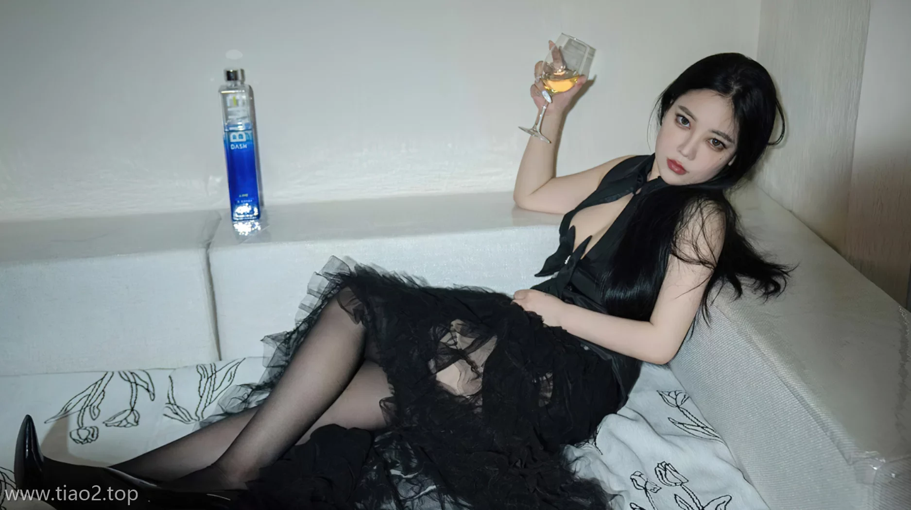 Xiuren图片丨秀人模特anna苏拉-NO.2841期躺床买醉的姑娘