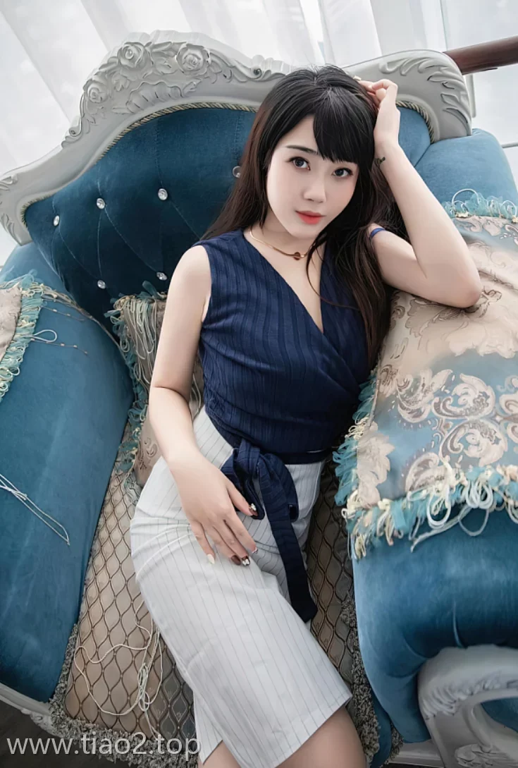 Xiuren图片丨秀人模特严利娅-No.6272期奢华沙发上的丽人