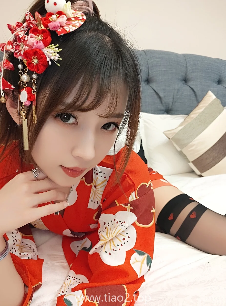 看着像随手拍但穿对了,小巫女露娜这组44张和服桃心黑色长筒袜插图3