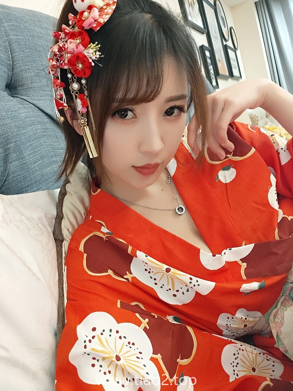 看着像随手拍但穿对了,小巫女露娜这组44张和服桃心黑色长筒袜插图1