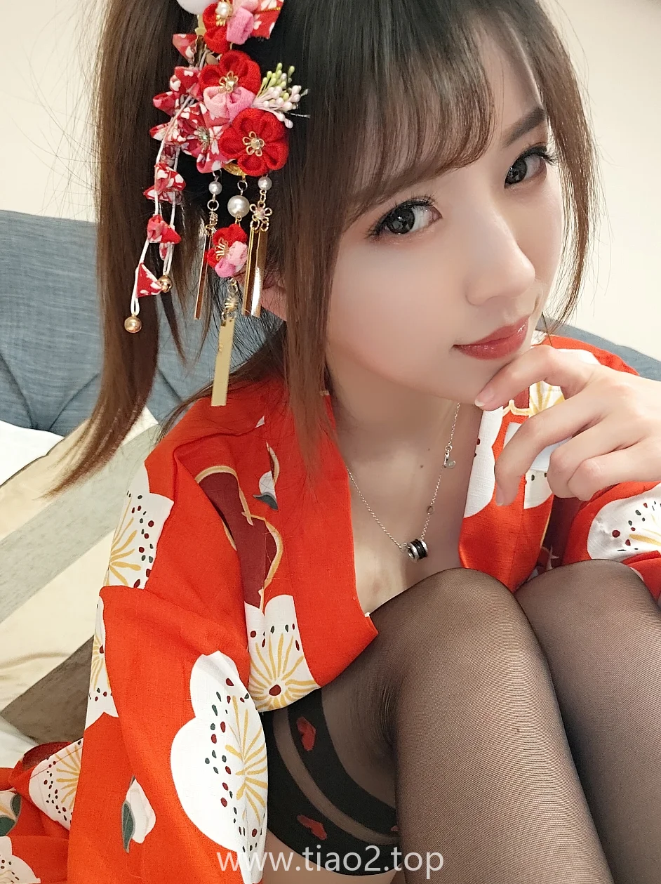 看着像随手拍但穿对了,小巫女露娜这组44张和服桃心黑色长筒袜插图4