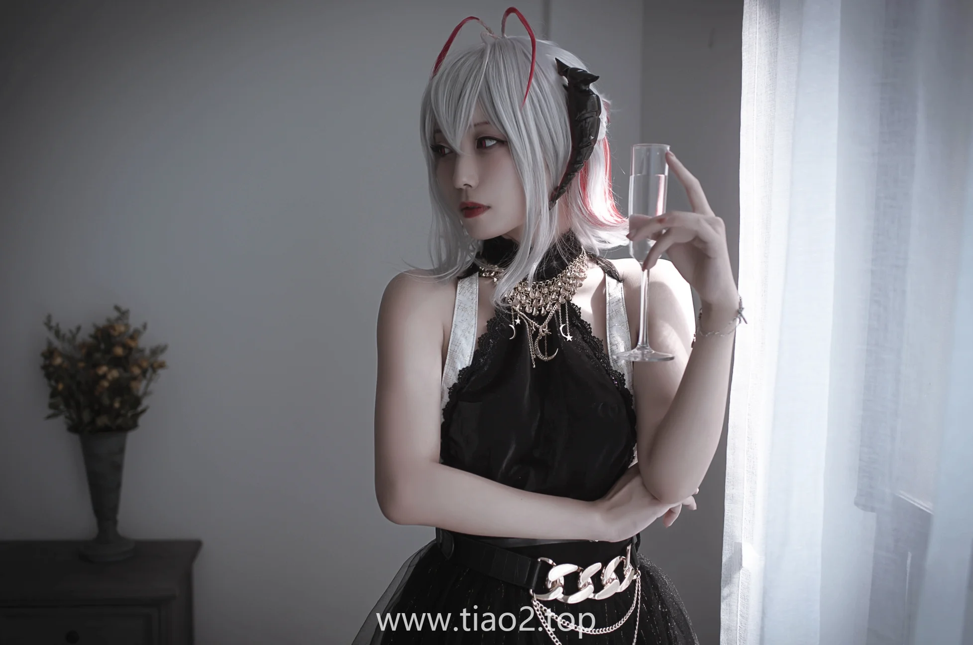 切切celia的W礼服20张图,穿最正的礼服挂最不正经的笑插图3