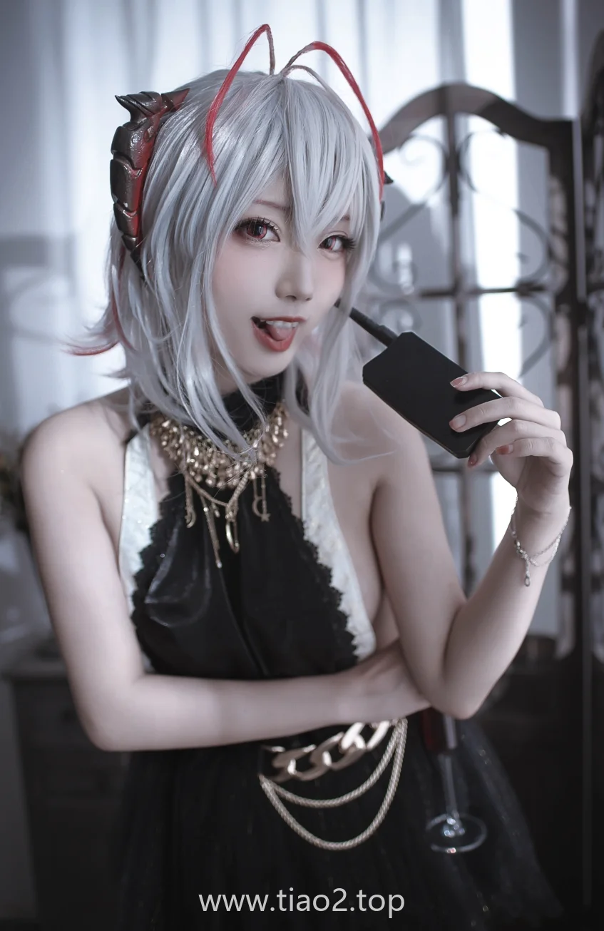切切celia的W礼服20张图,穿最正的礼服挂最不正经的笑插图1