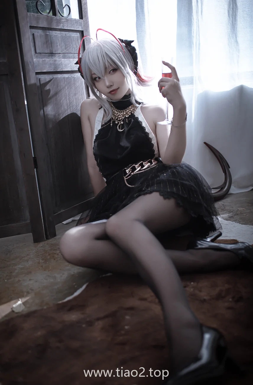切切celia的W礼服20张图,穿最正的礼服挂最不正经的笑插图4