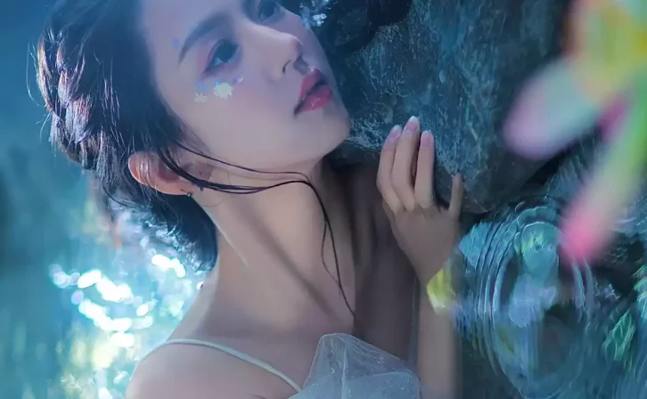 美女壁纸丨水中美人诱惑,真的绝绝子!