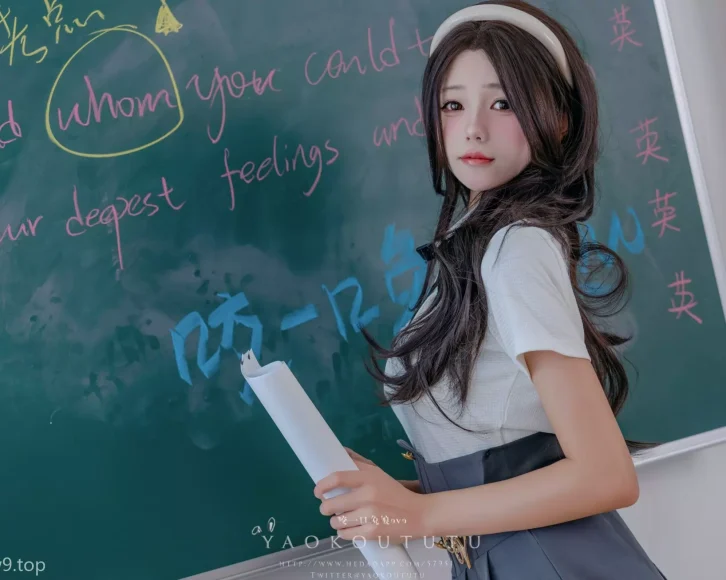 Coser咬一口兔娘ovo原名叫什么?附cos实习老师的欢迎仪式&Touch it图片欣赏