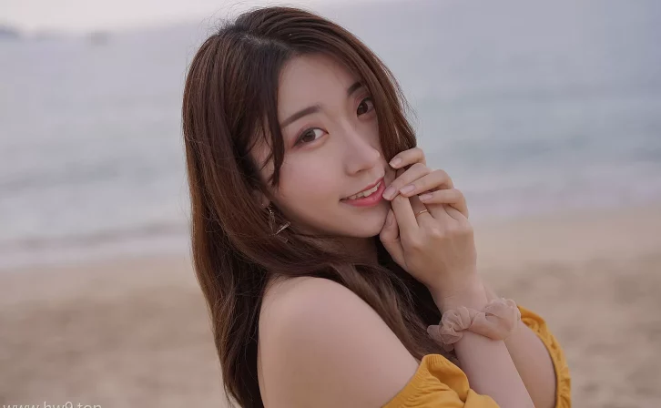 cosplay图片丨Coser黑川-海岛之旅真爱版-黄色连衣裙[19P-132M]