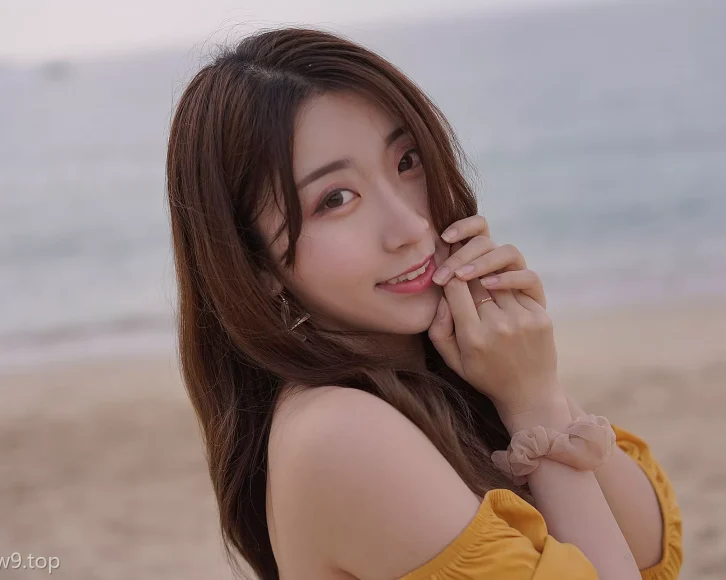 cosplay图片丨Coser黑川-海岛之旅真爱版-黄色连衣裙[19P-132M]