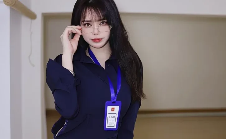 Coser_Tina很妖孽呀资料介绍和职业装秘书cos图片集