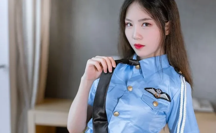 Coser抖娘-利世身着蓝色套装,太过惊艳了