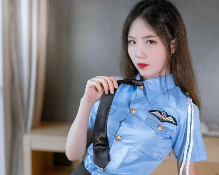 Coser抖娘-利世身着蓝色套装,太过惊艳了