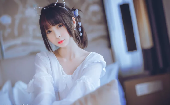 cosplay图片丨Coser疯猫ss个人资料及cos白色睡衣赏析