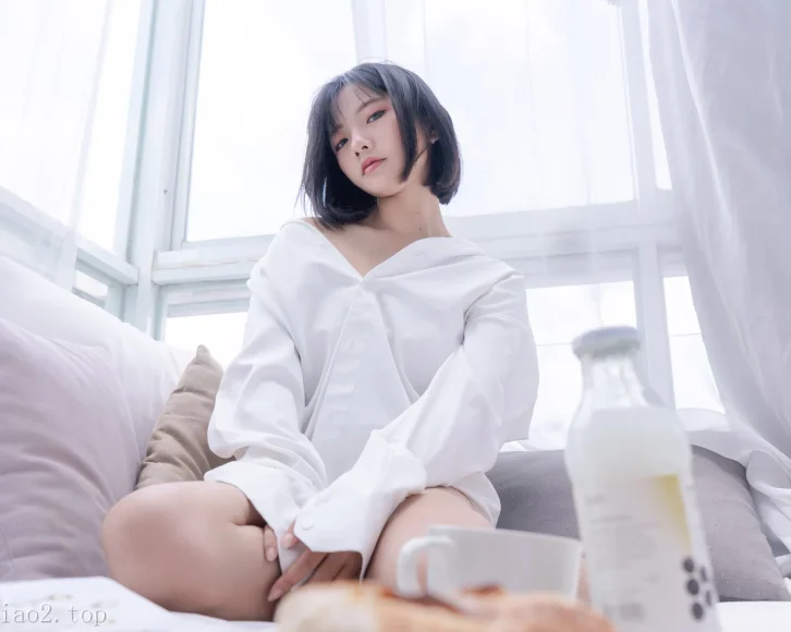 cosplay图片丨Coser_Messie Huang个人资料及图片集:Boyfriend’s shirt赏析