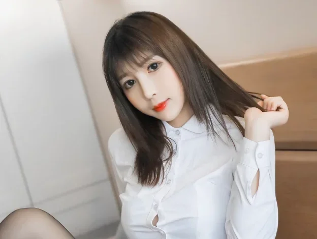 cosplay图片丨Coser(雯粥粥i)w黑米粥w(小酥酱)资料介绍及OL白衫秘书赏析