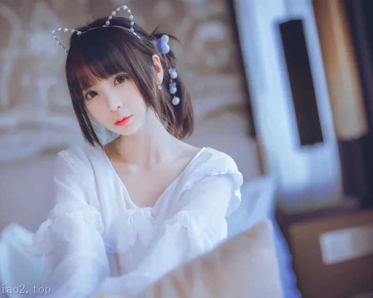 cosplay图片丨Coser疯猫ss个人资料及cos白色睡衣赏析