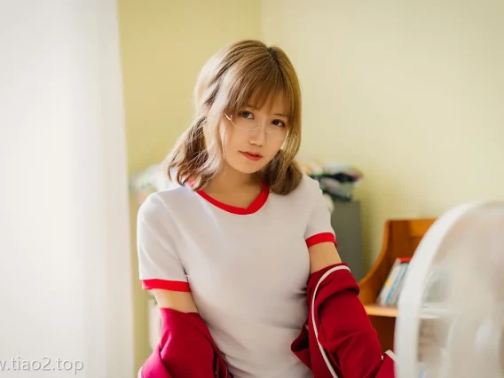 cosplay图片丨Coser小仓千代w红色体操服高清还原,紧身曲线活力爆棚!