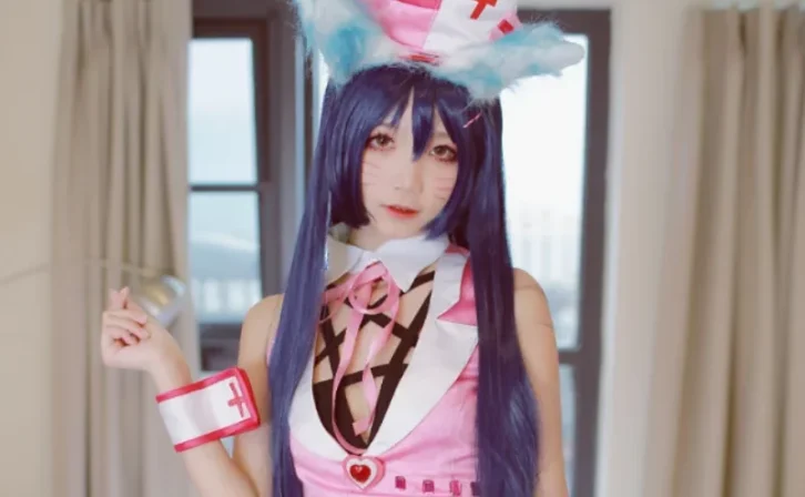 粉色阿狸服实拍:Coser五更百鬼的夏日cosplay图片集